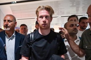 Kevin De Bruyne à l'aéroport de Rome sur le chemin de Naples. KEYSTONE/EPA/TELENEWS